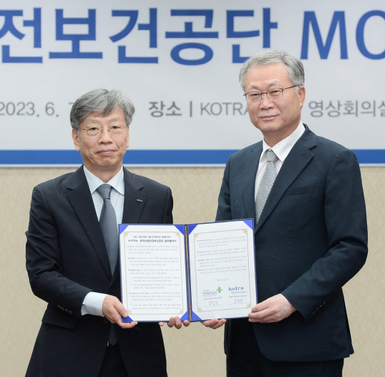 유정열(왼쪽) KOTRA 사장이 7일 서울 서초구 KOTRA 본사에서 안종주 안전보건공단 이사장과 '안전경영 우수기업의 해외시장 개척을 위한 업무협약'을 체결 후 기념 촬영하고 있다. [KOTRA 제공]